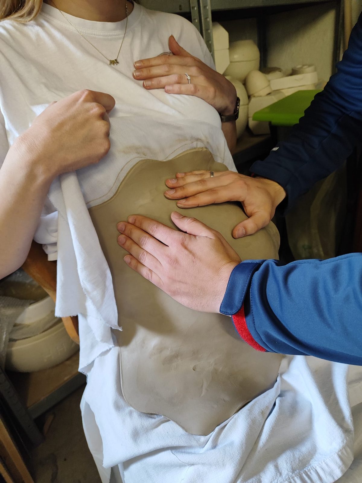 Abdruck des Babybauchs wird in weichem Ton geformt